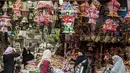 Sejumlah warga mengunjungi toko yang menjual pernak-pernik bertema Mohamed Salah di Kairo, Mesir, Senin (30/5/2018). Menjadi pahlawan baru bagi rakyat Mesir, pernak pernik Mohamad Salah laris manis. (AFP/Khaled Desouki)