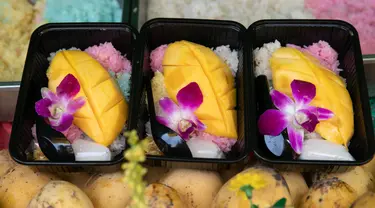 Ketan mangga ala Thailand yang dijual di pasar dalam Festival Vegetarian Phuket 2020 di Phuket, Thailand (20/10/2020). Pulau resor Phuket yang tersohor menggelar festival yang juga dikenal sebagai Festival Sembilan Dewa Kaisar itu pada 17-25 Oktober. (Xinhua/Zhang Keren)