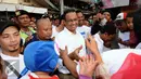 Calon Gubernur DKI Jakarta, Anies Baswedan (tengah) menyalami warga saat sosialisasi di Kota Bambu Utara, Jakarta, Rabu (21/12). Dihadapan pendukungnya, Anies memaparkan beberapa program jika terpilih pada Pilkada 2017. (Liputan6.com/Helmi Fithriansyah)
