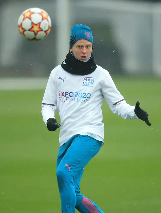 Gelandang Manchester City asal Ukraina Oleksandr Zinchenko ambil bagian dalam sesi latihan di Manchester, Selasa (12/4/2022). Manchester City akan bertandang ke markas Atletico Madrid untuk melakoni laga kedua perempat final Liga Champions, Kamis 14 April 2022. (Lindsey Parnaby/AFP)