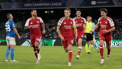 Pemain Arsenal Martin Odegaard (tengah) merayakan gol bersama rekan-rekan setimnya