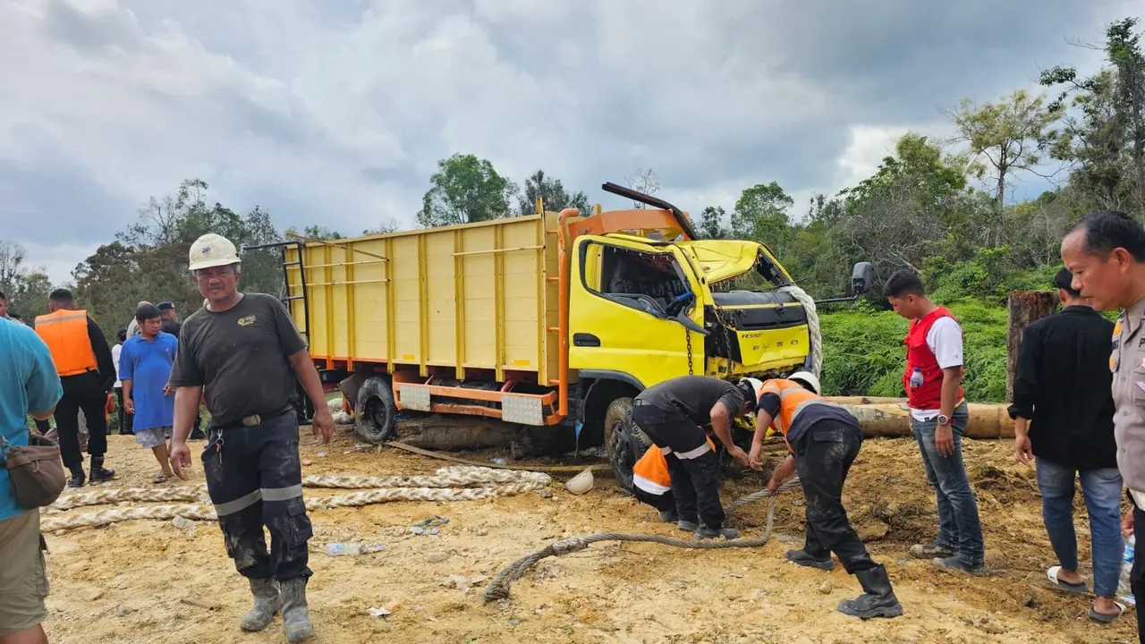 Petugas gabungan berhasil mengevakuasi truk pekerja PT Empat Ras Bersaudara yang mengalami kecelakaan dan terjun ke Sungai Segeti, Kabupaten Pelalawan.