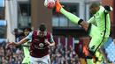  Pemain Manchester City, Fernando (kanan) mengamankan bola dari pemain Aston Villa dalam putaran keempat Piala FA di Stadion Villa Park, Birmingham, Inggris, (30/1/2016). (AFP/Justin Tallis)
