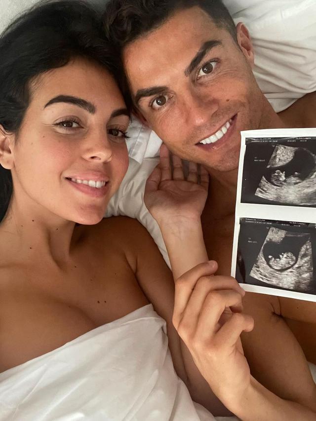 7 Potret Mesra Cristiano Ronaldo dan Kekasih, Umumkan Hamil Anak Kembar