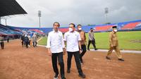 Presiden Jokowi meninjau langsung kondisi Stadion Kanjuruhan di Kabupaten Malang, Rabu (5/10/2022). (AFP/Handout/Indonesia Presidential Palace)