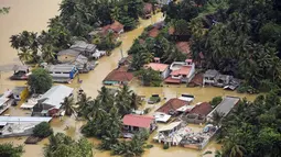 Foto udara yang diambil oleh AU Sri Lanka pada 28 Mei 2017 menunjukkan sejumlah rumah dan bangunan lain terendam banjir. Berkaitan dengan besarnya bencana, Pemerintah Sri Lanka telah meminta bantuan internasional. (Sri Lanka Air Force via AP)