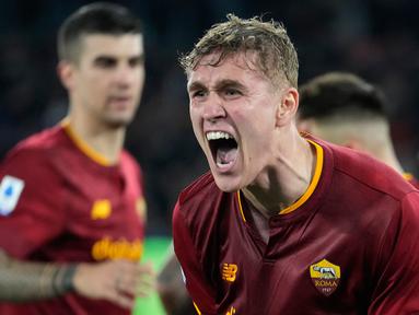 Pemain AS Roma Ola Solbakken melakukan selebrasi usai mencetak gol ke gawang Verona pada pertandingan sepak bola Liga Italia di Stadion Olimpiade Roma, Italia, 19 Februari 2023. AS Roma mengalahkan Verona dengan skor 1-0. (AP Photo/Andrew Medichini)