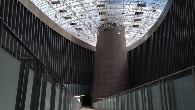 Suasana jembatan penghubung antara lantai satu dan dua Museum Tsunami Aceh (Liputan6.com/Rino Abonita)