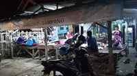 Suasana warung Nasi Kobal Ibu Aminah di Camplong, Sampang. Makin malam, makin ramai. (Liputan6.com/Musthofa Aldo)