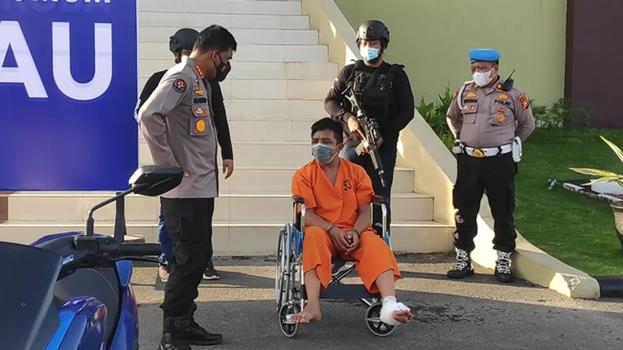 Pelaku pembunuhan wanita hamil terkubur di septic tank dihadirkan di Polda Riau.