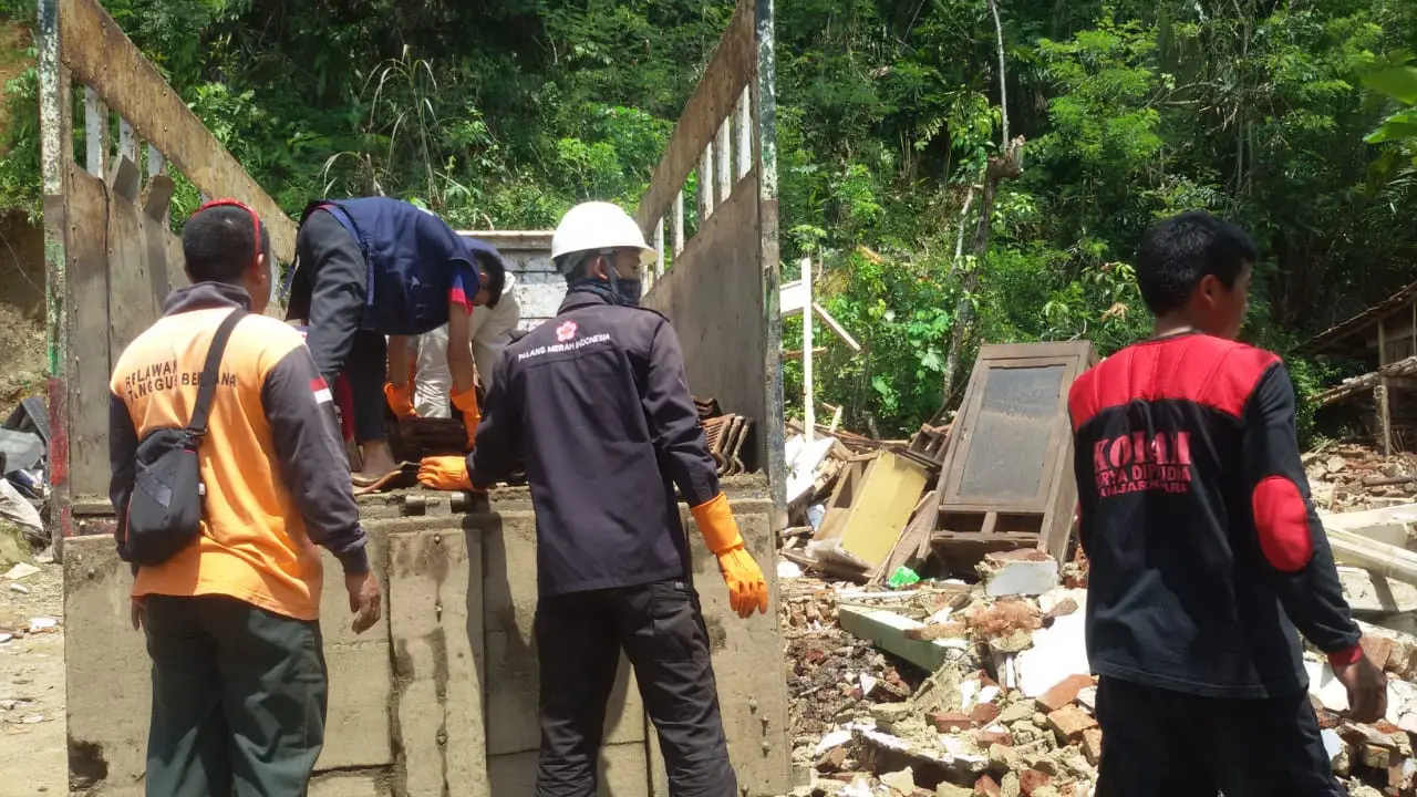 Warga bersama petugas BPBD dan relawan membongkar rumah rusak akibat longsor di Desa Kebutuhjurang. (Foto: Liputan6.com/Dinkominfo PBG/Muhamad Ridlo)