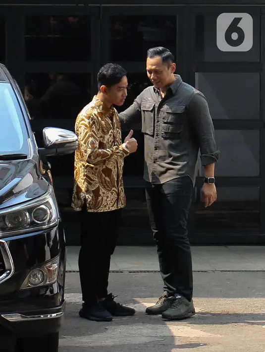 Kemudian, AHY mengantar Gibran ke mobilnya. Gibran tampak memberi hormat kepada AHY. (Liputan6.com/Herman Zakharia)
