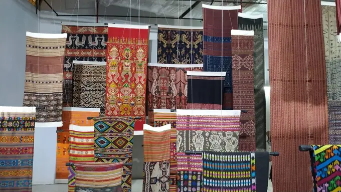 Pameran kain Oscar Lawalata