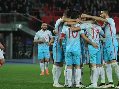 Para pemain Timnas Turki merayakan gol pertama yang dicetak Hakan Calhanoglu pada menit ke-43 ke gawang Austria pada laga persahabatan di Stadion Ernst Happel, Wina, Austria, Rabu (30/3/2016) dini hari WIB. (Bola.com/Reza Khomaini)