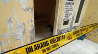 Garis polisi masih terpasang di rumah kontrakan Abu Rara terduga teroris yang menyerang Menko Polhukam Wiranto. (Yandhi Deslatama/Liputan6.com)