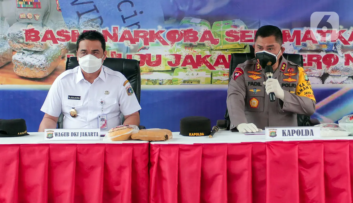 Kapolda Metro Jaya Irjen Fadil Imran (kanan) didampingi Wakil Gubernur DKI Jakarta Ahmad Riza Patria menyampaikan keterangan saat pemusnahan hasil pengungkapan kasus narkoba di Mapolda Metro Jaya, Jakarta, Rabu (3/2/2021). (Liputan6.com/Herman Zakharia)