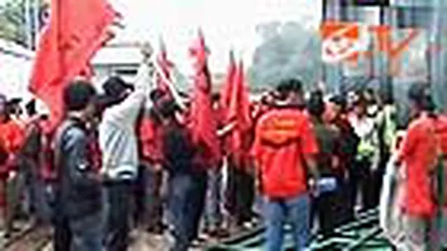 Ratusan Buruh di Bekasi Protes PHK