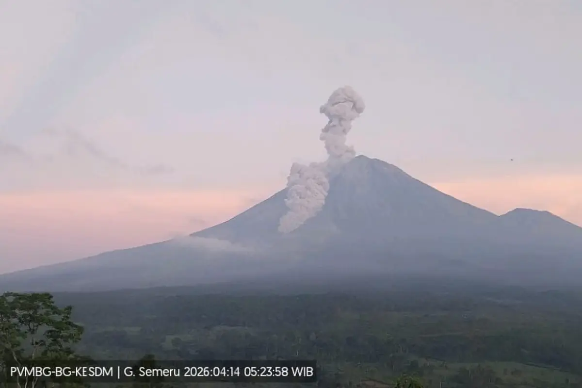 Gunung Semeru erupsi