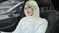 Inspirasi Outfit Liburan di Pantai ala Inara Rusli, Tampil Syar'i tapi Tetap Stunning