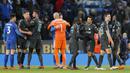 Para pemain Chelsea merayakan kemenangan atas Leicester City pada laga perempat final Piala FA di Stadion King Power, Minggu (18/3/2018). Leicester City takluk 1-2 dari Chelsea. (AP/Frank Augstein)