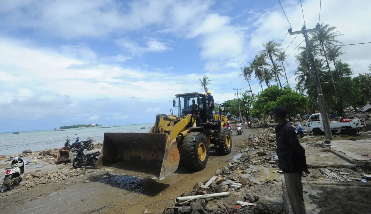 Alat berat melakukan proses evakuasi usai tsunami menerjang Kampung Sumur, Ujung Kulon, Banten, Selasa (24/12). Menurut data Kecamatan Sumur, 35 orang meninggal dunia akibat tsunami di wilayah tersebut. (Merdeka.com/Arie Basuki)