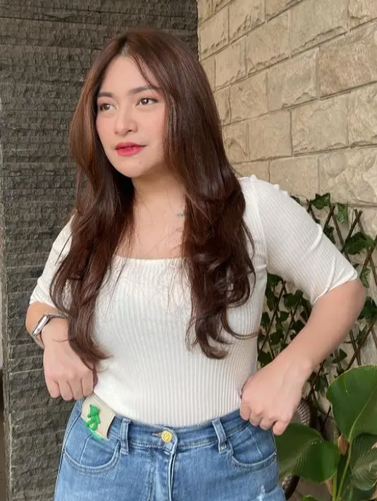 Nathalie Holscher dengan celana jeans [Instagram/nathalieholscher]