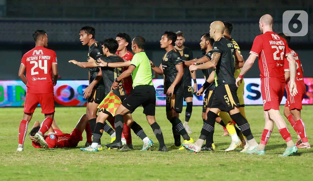 Wasit Aprisman Aranda memberikan kartu merah gelandang asal Brasil, Lucas Ramos, karena menendang kepala winger Persija Jakarta, Dony Tri Pamungkas. (Bola.com/M Iqbal Ichsan)