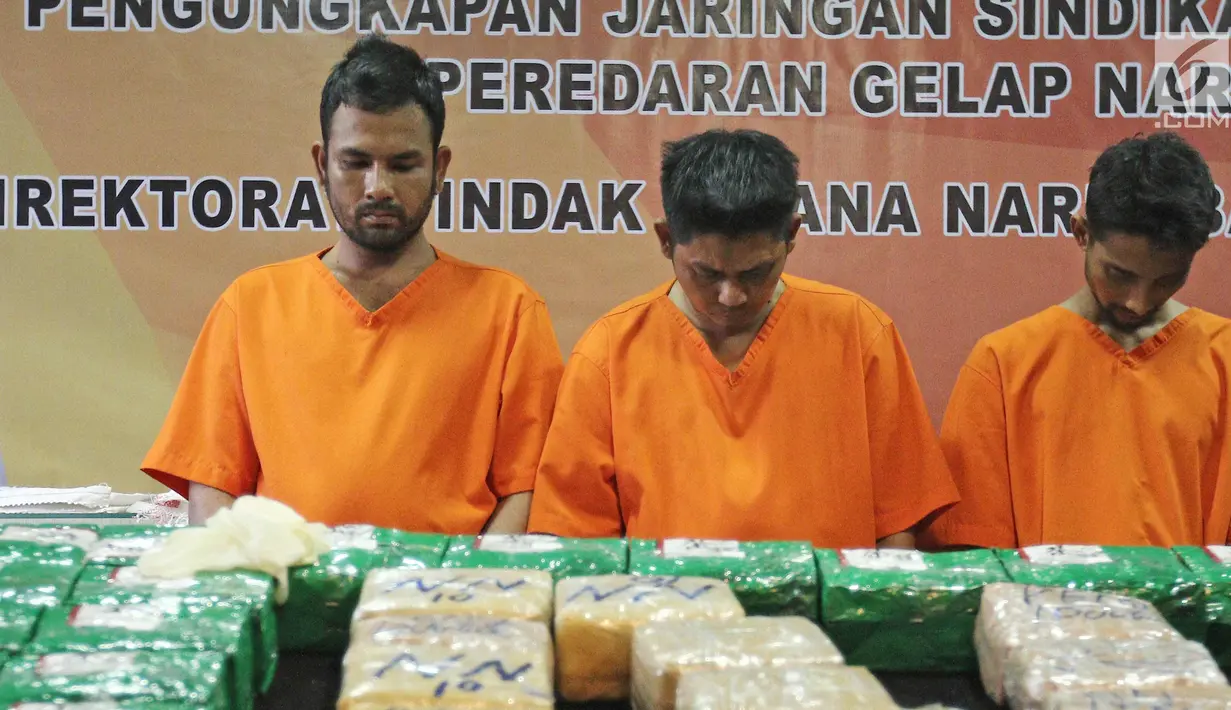 Tersangka dan barang bukti diperlihatkan saat rilis di Jakarta, Kamis (21/12). Bareskrim Polri menahan tiga tersangka dan menyita 100 kilogram narkotika jenis sabu di Belawan, Medan pada (12/12) lalu. (Liputan6.com/Herman Zakharia)