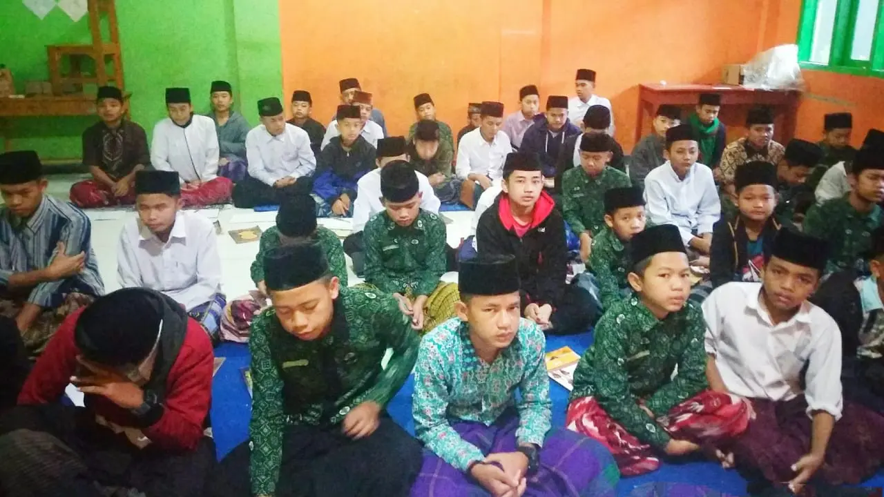 Puluhan santri Nurul Huda Cisurupan Garut tengah berkumpul dipesantren, sebelum pelaksanaan pasaran