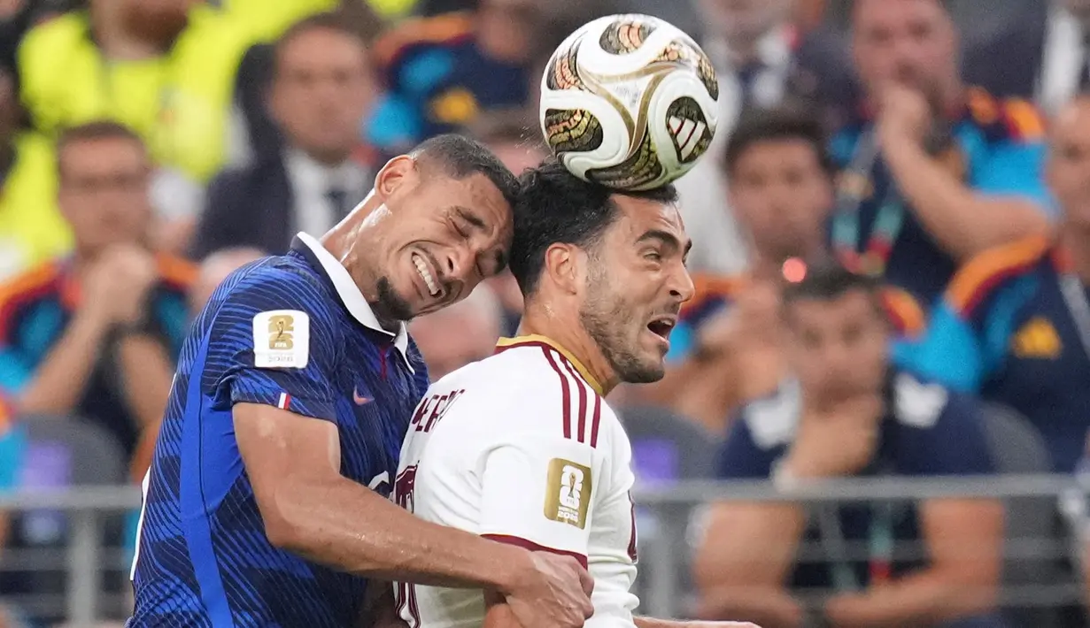 Pemain Prancis Maxence Lacroix berebut bola sundulan dengan pemain Spanyol Mikel Merino selama pertandingan semifinal Piala Dunia antara Prancis dan Spanyol di Arlington, Texas, dekat Dallas, Selasa, 14 Juli 2026. (AP Photo/Eric Gay)