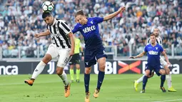 Gelandang Juventus, Sami Khedira berebut bola udara dengan gelandang Lazio, Lucas Leiva saat bertanding pada lanjutan Liga Serie A Italia di Stadion Allianz di Turin, (14/10). Juventus kalah 2-1 atas Lazio. (Alessandro Di Marco / ANSA via AP)