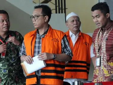 Mantan anggota DPRD Sumatera Utara Fadly Nurzal (dua kiri) dan Rijal Sirait (dua kanan) di Gedung KPK, Jakarta, Jumat (24/8). Keduanya usai menandatangani berkas perpanjangan penahanan terkait dugaan korupsi. (Merdeka.com/Dwi Narwoko)
