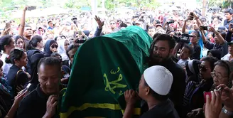 Setelah disemayamkan di rumah duka bilangan Kedaung, Ciputat, Tangerang Selatan, jenazah almarhum Didi Petet dikebumikan di TPU Tanah Kusir. (Galih W. Satria/Bintang.com)