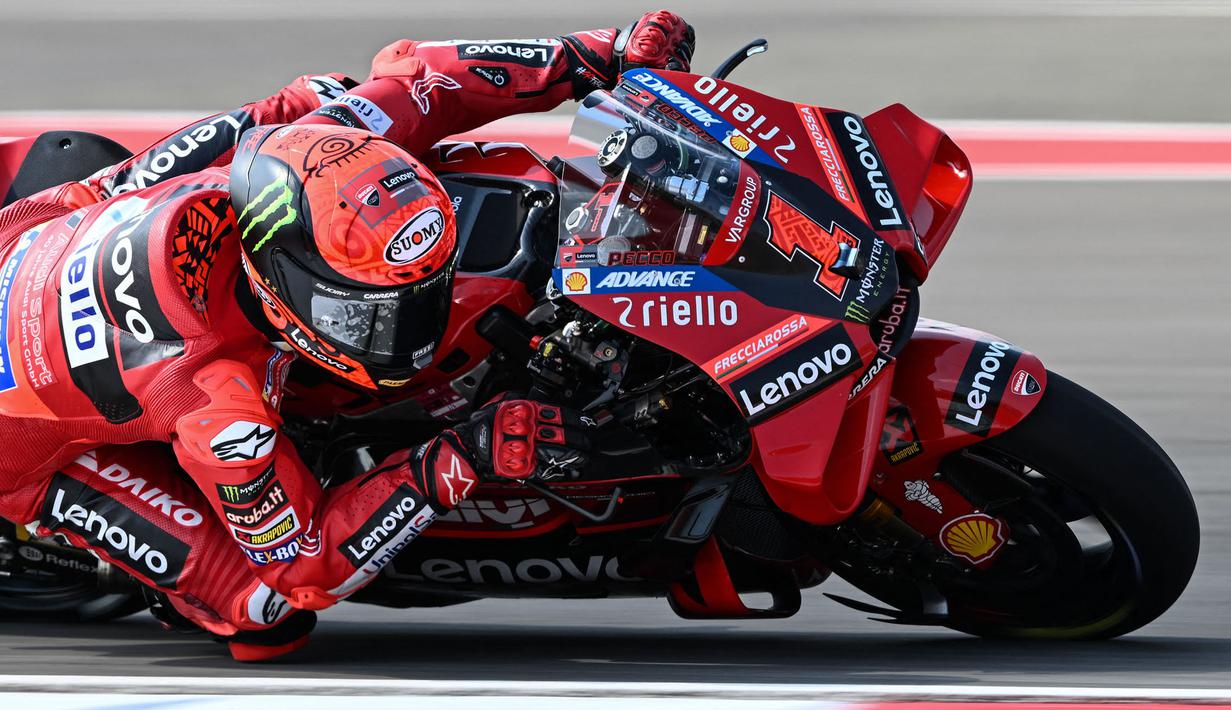 Pembalap Ducati Lenovo, Francesco Bagnaia memacu motornya saat sesi latihan bebas MotoGP Indonesia 2023 di Sirkuit Mandalika, Lombok, Nusa Tenggara Barat, Jumat (13/10/2023). Sang juara bertahan gagal maasuk Q2 setelah hanya mampu mengamankan urutan ke-16 saat FP2. (AFP/Sonny Tumbaleka)