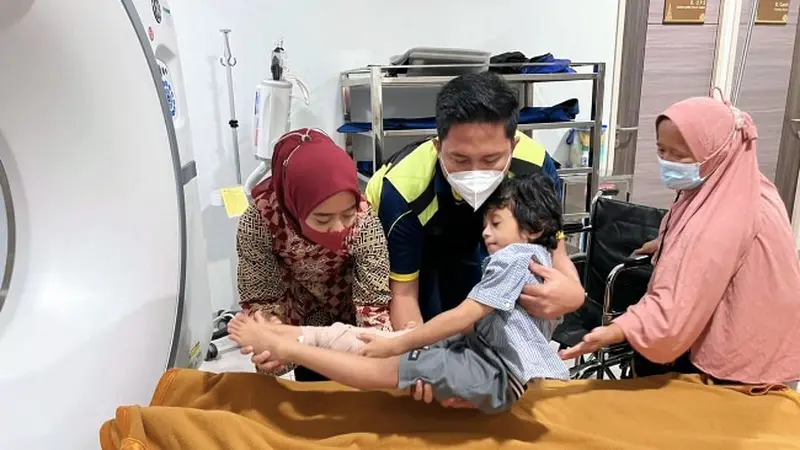 Bocah penderita kerapuhan tulang menjalani CT scan untuk mengetahui tingkat penyakit yang dideritanya sejak bayi.