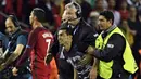 7. Petugas berupaya mengamankan seorang suporter yang masuk ke lapangan untuk mengejar bintang Portugal, Cristiano Ronaldo. Fans ini masuk ke lapangan untuk memeluk dan melakukan selfie dengan Cristiano Ronaldo. (AFP/Lionel Bonaventure)