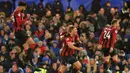 Para pemain Bournemouth merayakan gol yang dicetak Dan Gosling ke gawang Chelsea pada laga Premier League di Stadion Stamford Bridge, London, Sabtu (14/12). Chelsea kalah 0-1 dari Bournemouth. (AFP/Olly Greenwood)