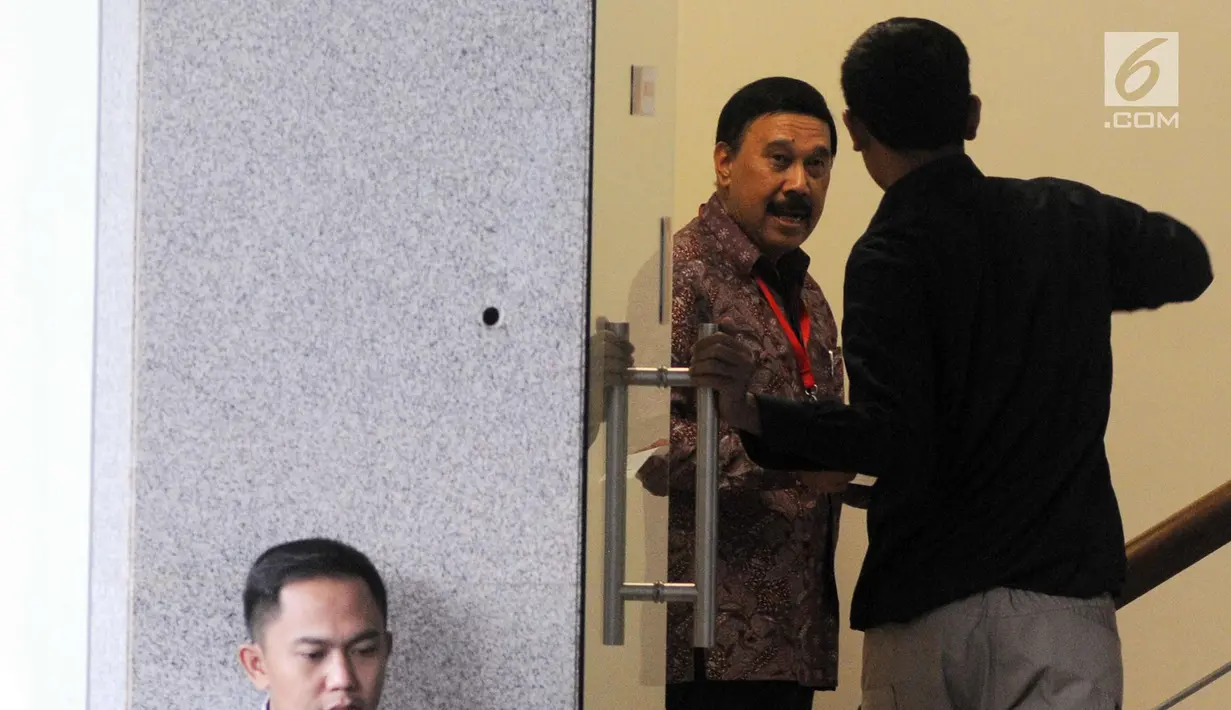 General Manager Divisi 6 PT Nindya Karya Arie Mindartanto bersiap menjalani pemeriksaan di gedung KPK, Jakarta, Senin (23/4). Arie Mindartanto diperiksa sebagai saksi untuk salah satu tersangka korporasi, PT Tuah Sejati. (Merdeka.com/Dwi Narwoko)