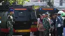 Sementara, ledakan kedua menyusul beberapa menit kemudian dari area belakang kantin sekolah. Tampak dalam foto, warga yang penasaran menyaksikan personel militer berjaga-jaga di dekat SMAN 72 Jakarta pada Jumat 7 November 2025. (AP Photo/Dita Alangkara)