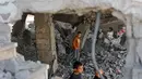 Sedikitnya 27 warga Palestina tewas dan puluhan lainnya terluka, beberapa korban luka berada dalam kondisi kritis. Tampak dalam foto, anak-anak Palestina berjalan di antara puing-puing bangunan yang rusak milik Kementerian Wakaf Agama, yang digunakan sebagai tempat penampungan bagi pengungsi di kawasan Zeitoun, Kota Gaza, pada Kamis 20 November 2025, sehari setelah bangunan tersebut menjadi sasaran serangan militer Israel. (Omar AL-QATTAA /AFP)