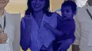 Jessica Iskandar terlihat mencoblos dengan menggendong sang anak. Ia mengenakan cropped vest bercorak garis, dipadu celana panjang, gaya unik pamer jari kelingking dengan noda tinta sambil gendong anak. [Foto: Instagram/inijedar]