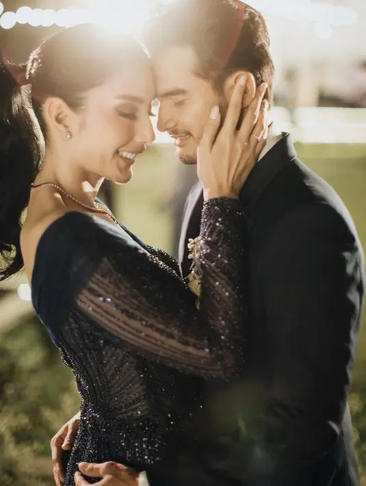 Untuk riasan wajah, Tyas lagi-lagi tampil flawless dengan blush on pink serasi dengan lipstik glossynya, dan riasan mata yang on point. Dengan gaya rambut ikat ponytail mengenakan aksesori.  [@morden.co]