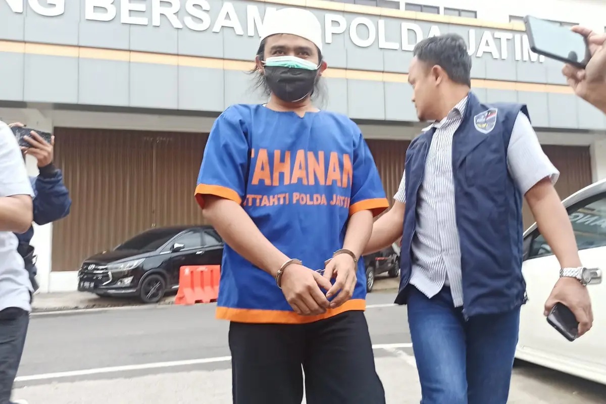 Gus Samsudin dengan baju tahanan Polda Jatim. (Dian Kurniawan/Liputan6.com)
