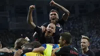 Para pemain Kroasia merayakan kemenangan atas Argentina pada laga grup D Piala Dunia di Stadion Nizhny Novgorod, Nizhny, Kamis (21/3/2018). Kroasia menang 3-0 atas Argentina. (AP/Ricardo Mazalan)
