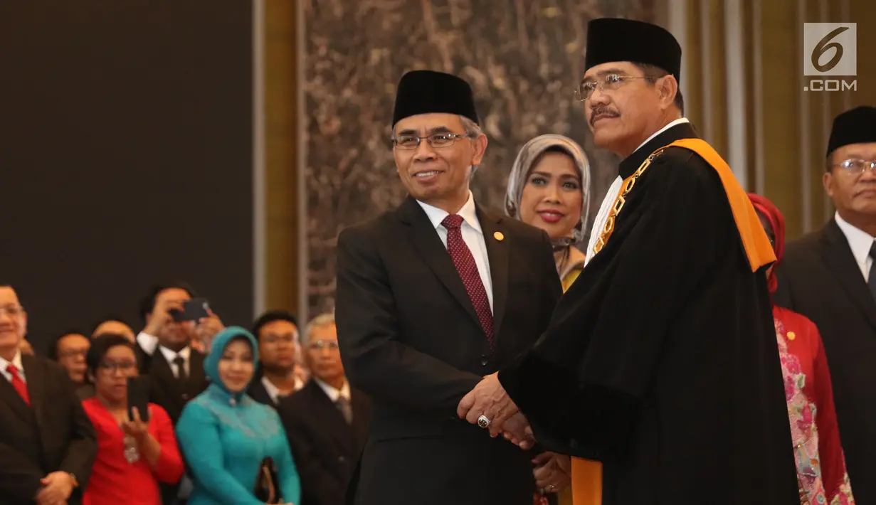 Ketua DK OJK yang baru, Wimboh Santoso bersalaman dengan Ketua Mahkamah Agung (MA) Hatta Ali usai pelantikan di Jakarta, Kamis (20/7). (Liputan6.com/Angga Yuniar)