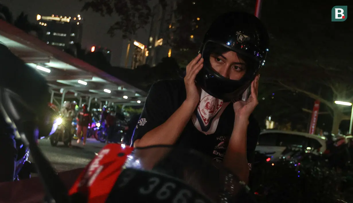 Selebritas Indonesia, Sintya Marisca memakai helm saat bersiap mengikuti city riding bersama Pertamina Enduro di Mitra Terrace, Setiabudi, Jakarta, Minggu (26/11/2023). (Bola.com/Bagaskara Lazuardi)
