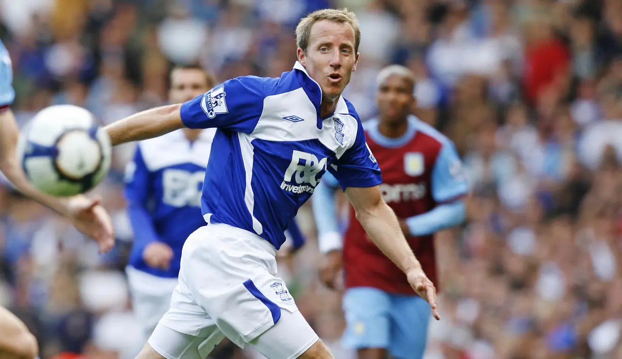 3. Lee Bowyer - Pendukung Newcastle United pasti tak asing dengan nama yang satu ini. Gelandang lincah tersebut memutuskan pensiun di sepakbola dan beralih profesi sebagai Pemancing profesional. (AFP/Ian Kington)