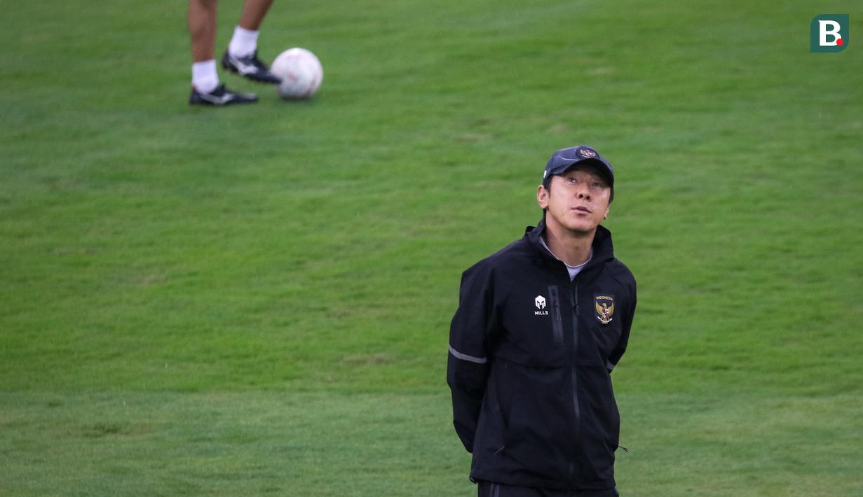 Pelatih Timnas Indonesia, Shin Tae-yong mendongak ke langit saat latihan Timnas Indonesia menjelang laga leg pertama semifinal Piala AFF 2022 menghadapi Vietnam di Lapangan A, Kompleks Gelora Bung Karno, Jakarta, Rabu (04/01/2023). (Bola.com/Bagaskara Lazuardi)