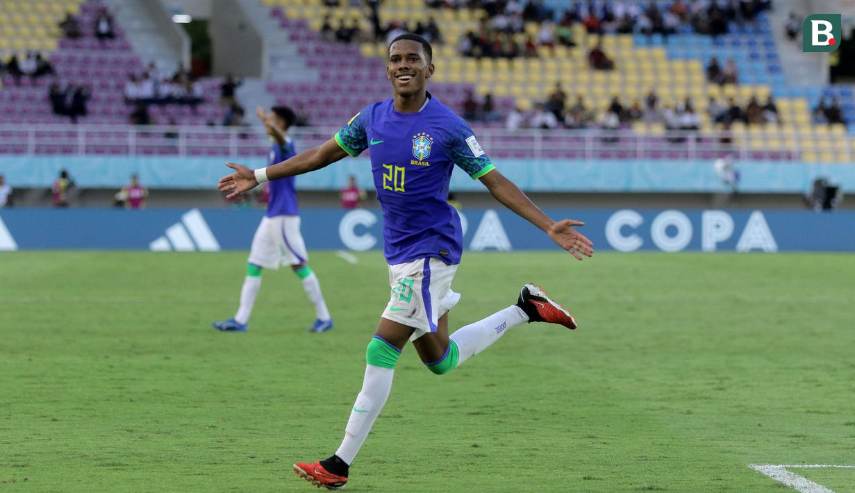 <p>Selebrasi pemain Timnas Brasil U-17, Estevao setelah mencetak gol kedua ke gawang Ekuador U-17 dalam pertandingan babak 16 Besar Piala Dunia U-17 di Stadion Manahan, Solo, Senin (20/11/2023). (Bola.com/Arief Bagus)</p>