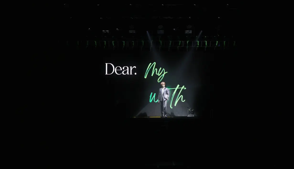 Fanmeeting diawali dengan suara emas Lee Jong Suk yang membawakan lagu berjudul "Come To Me". Usai bernyanyi, dia menyapa ribuan penggemar di Tennis Indoor Senayan, Jakarta. (Foto: Applewood)